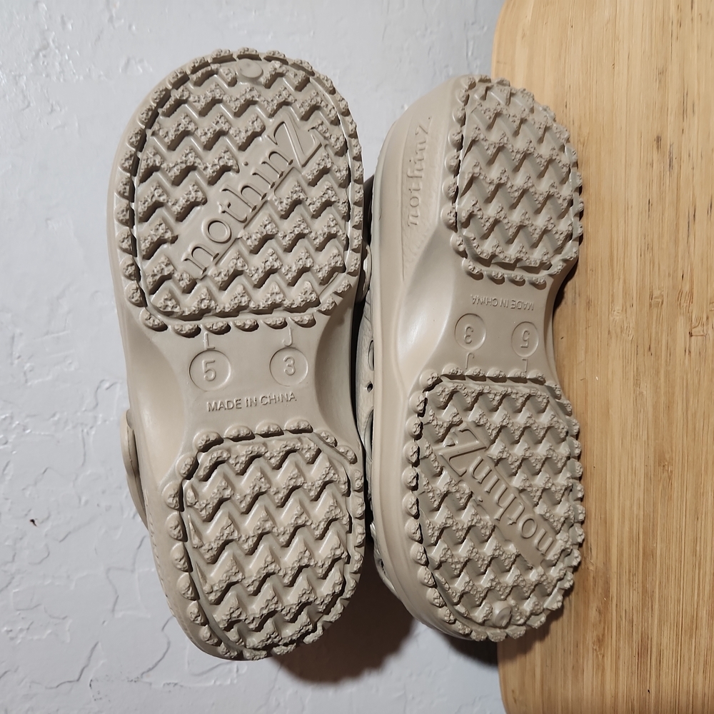 NOTHINZ Ladies 6 Jr4 Tan Clogs NWOT - Picture 3 of 3
